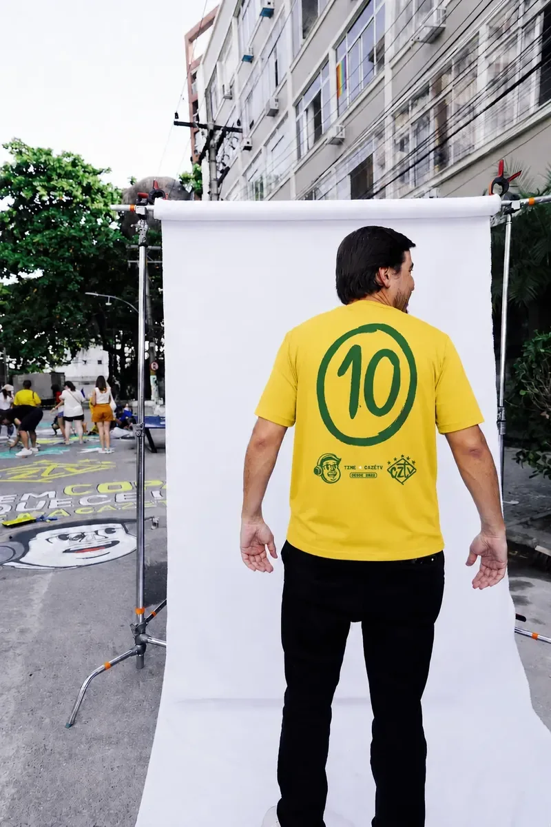 Detalhe da camisa amarela