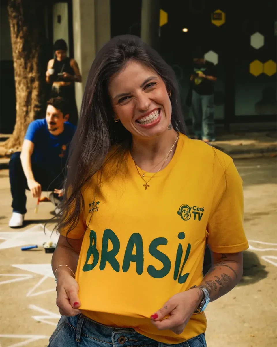 Camisa amarela em uso